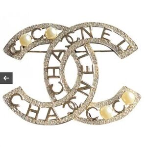 CHANEL Gold and Pearl Brooch